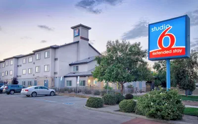 Photo 2 - Studio 6 Bakersfield, CA