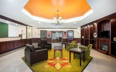 Photo 4 - La Quinta Inn & Suites by Wyndham Columbus TX