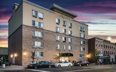 Photo 2 - La Quinta Inn & Suites by Wyndham Brooklyn Downtown