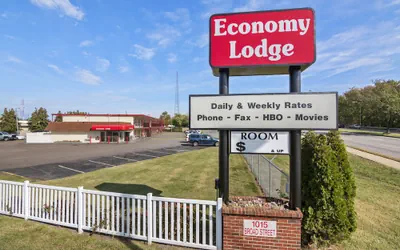 Photo 2 - Economy Lodge