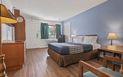 Photo 5 - Economy Lodge