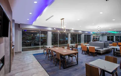 Photo 4 - La Quinta Inn & Suites by Wyndham Oxford