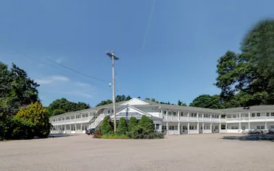 Photo 2 - Hamilton Village Inn