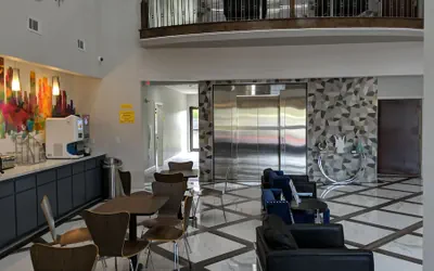 Photo 3 - Super 8 by Wyndham Kingwood Houston North