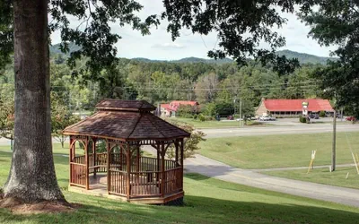 Photo 2 - Highland Manor Inn