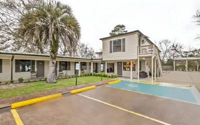 Photo 2 - OYO Hotel Sulphur LA Hwy 90 West