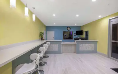 Photo 3 - Days Inn & Suites by Wyndham La Porte