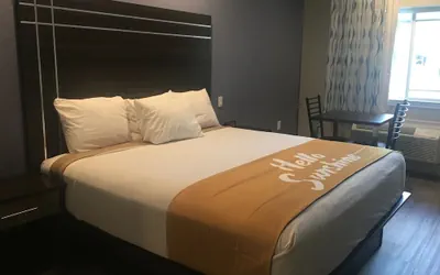 Photo 4 - Days Inn & Suites by Wyndham La Porte