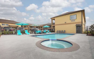 Photo 2 - Days Inn & Suites by Wyndham La Porte