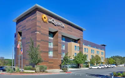 Photo 2 - La Quinta Inn & Suites by Wyndham Lakeway