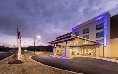 Photo 2 - Holiday Inn Express & Suites Marion by IHG