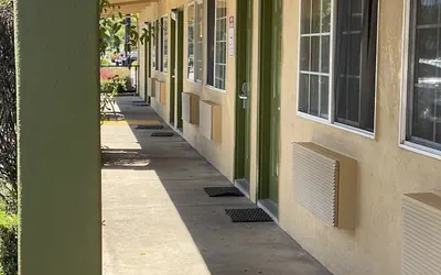 Photo 2 - Holiday Motel