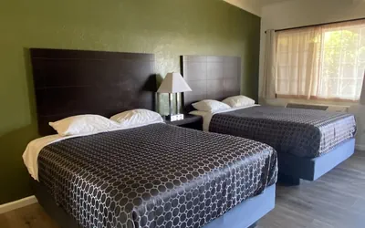 Photo 4 - Holiday Motel