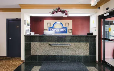Photo 3 - Days Inn by Wyndham Rosenberg