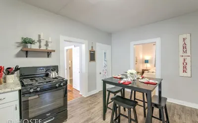 Photo 2 - 3BR Of Downtown King Bed, Dining, Has It All!