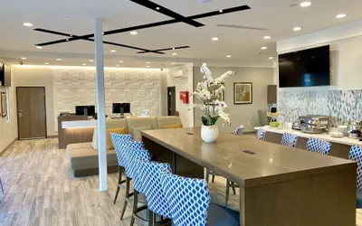 Photo 3 - Days Inn & Suites by Wyndham Beaumont West / I-10 & Walden