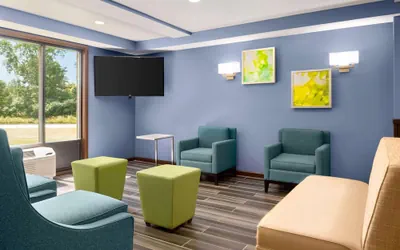 Photo 4 - Days Inn & Suites by Wyndham Merrillville