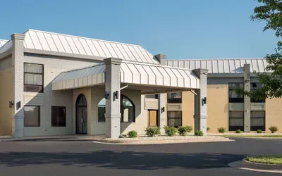Photo 2 - Days Inn & Suites by Wyndham Merrillville