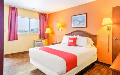 Photo 2 - OYO Hotel Downtown Peoria I-74