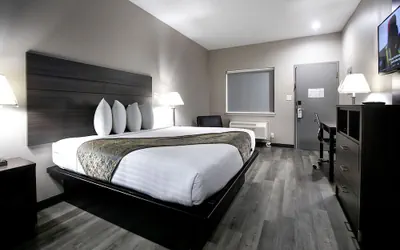 Photo 3 - Express Inn