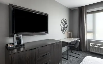 Photo 3 - Holiday Inn Express Boston Logan Airport - Revere by IHG