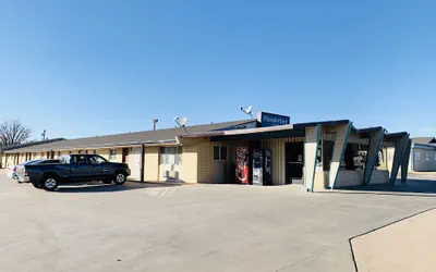 Photo 2 - Thunderbird Inn