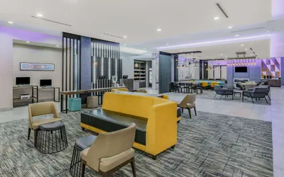 Photo 4 - La Quinta Inn & Suites by Wyndham Texas City I 45