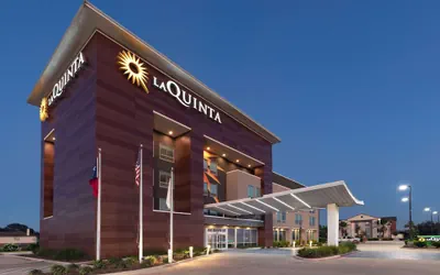 Photo 2 - La Quinta Inn & Suites by Wyndham Texas City I 45