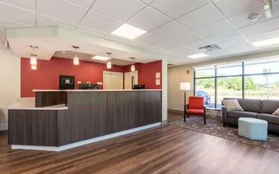 Photo 3 - Econo Lodge Dayton North