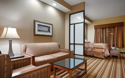 Photo 4 - Best Western Plus KC Speedway Inn & Suites