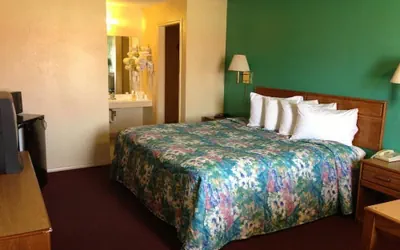 Photo 4 - Super 7 Inn Siloam Springs