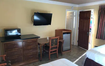 Photo 4 - Bayshore Inn Motel