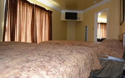 Photo 3 - Bayshore Inn Motel