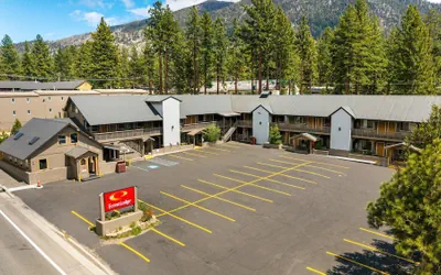 Photo 2 - Econo Lodge Inn & Suites Heavenly Village Area