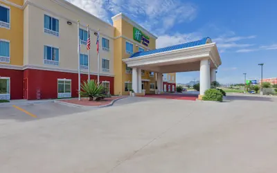 Photo 2 - Holiday Inn Express & Suites Alpine Southeast by IHG