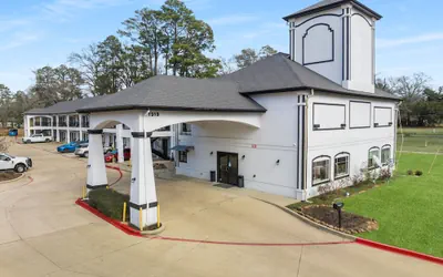 Photo 2 - Super 8 by Wyndham Mansfield LA