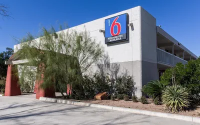 Photo 2 - Motel 6 Uvalde, TX