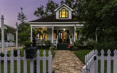 Photo 2 - White Oak Manor Bed & Breakfast