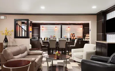Photo 4 - Days Inn & Suites by Wyndham Conroe North