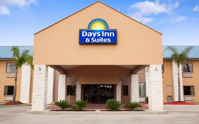 Photo 2 - Days Inn & Suites by Wyndham Conroe North