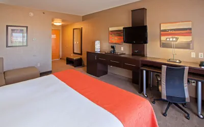 Photo 3 - Holiday Inn Express and Suites Columbus Edinburgh by IHG