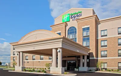 Photo 2 - Holiday Inn Express and Suites Columbus Edinburgh by IHG