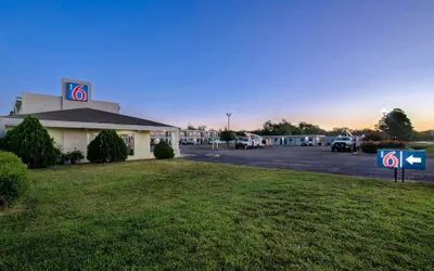 Photo 2 - Motel 6 Sulphur Springs, TX