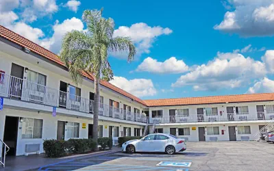 Photo 2 - Hawthorne Plaza Inn