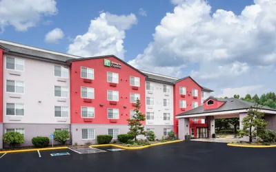 Photo 2 - Holiday Inn Express & Suites Lincoln City by IHG