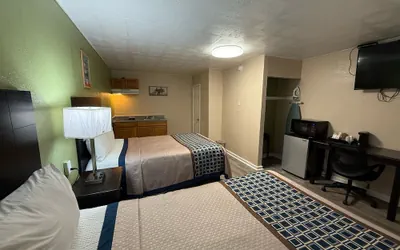 Photo 4 - Executive Inn and Kitchenette Suites
