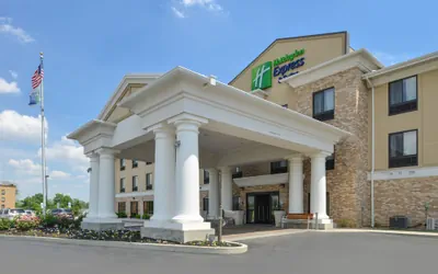 Photo 2 - Holiday Inn Express & Suites Greenfield by IHG