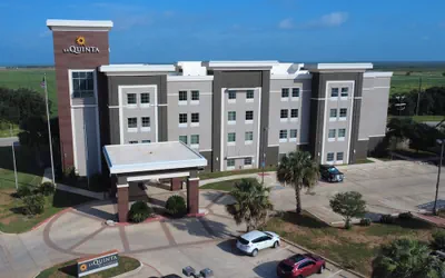 Photo 2 - La Quinta Inn & Suites by Wyndham Pearsall