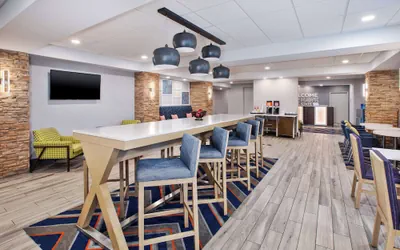 Photo 3 - Hampton Inn Clinton, IA