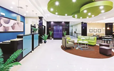 Photo 3 - La Quinta Inn & Suites by Wyndham Marshall